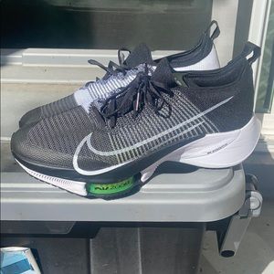 NIKE AIR ZOOM TEMPO NEXT%